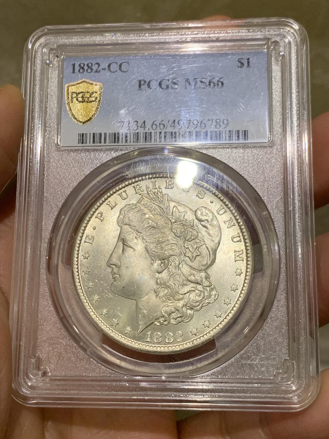 《竞宝斋》第474场 周日，周一 2场连拍 （全场包邮）欢迎送拍 PCGS MS66 美国 1882 CC 摩根银币 稀有卡森厂 麦稀奇所见最高分 转光犀利 打制极美 银霜感十足 不可错过的极佳收藏品 一枚毕业
