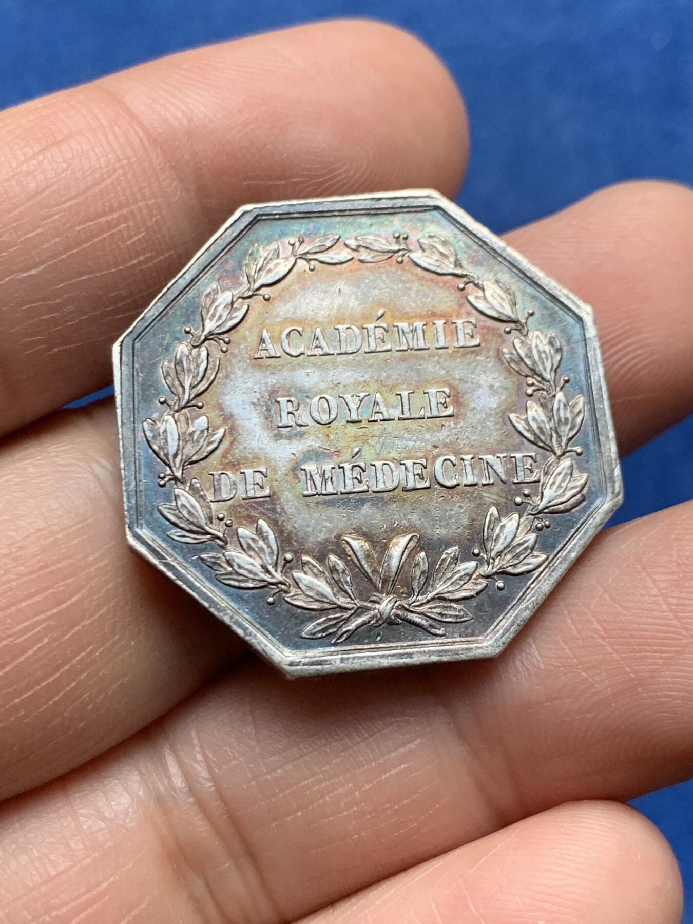 《竞宝斋》第474场 周日，周一 2场连拍 （全场包邮）欢迎送拍 法国皇家医学院路易十八八角银质代币，医学荣誉奖励，重约13.9克，30mm