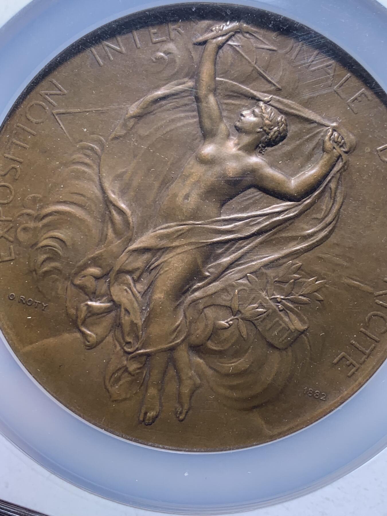 《竞宝斋》第474场 周日，周一 2场连拍 （全场包邮）欢迎送拍 NGC MS63BN 1882年法国电力展览铜章，罕见Roty大师作品，高分评级，见证工业革命电力时代，收藏意义独特。加大加厚盒