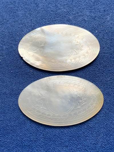 《竞宝斋》第474场 周日，周一 2场连拍 （全场包邮）欢迎送拍 - 两枚一组 英国一线回流清螺钿贝母筹码，椭圆形，珠光水润，精雕-花卉满工。