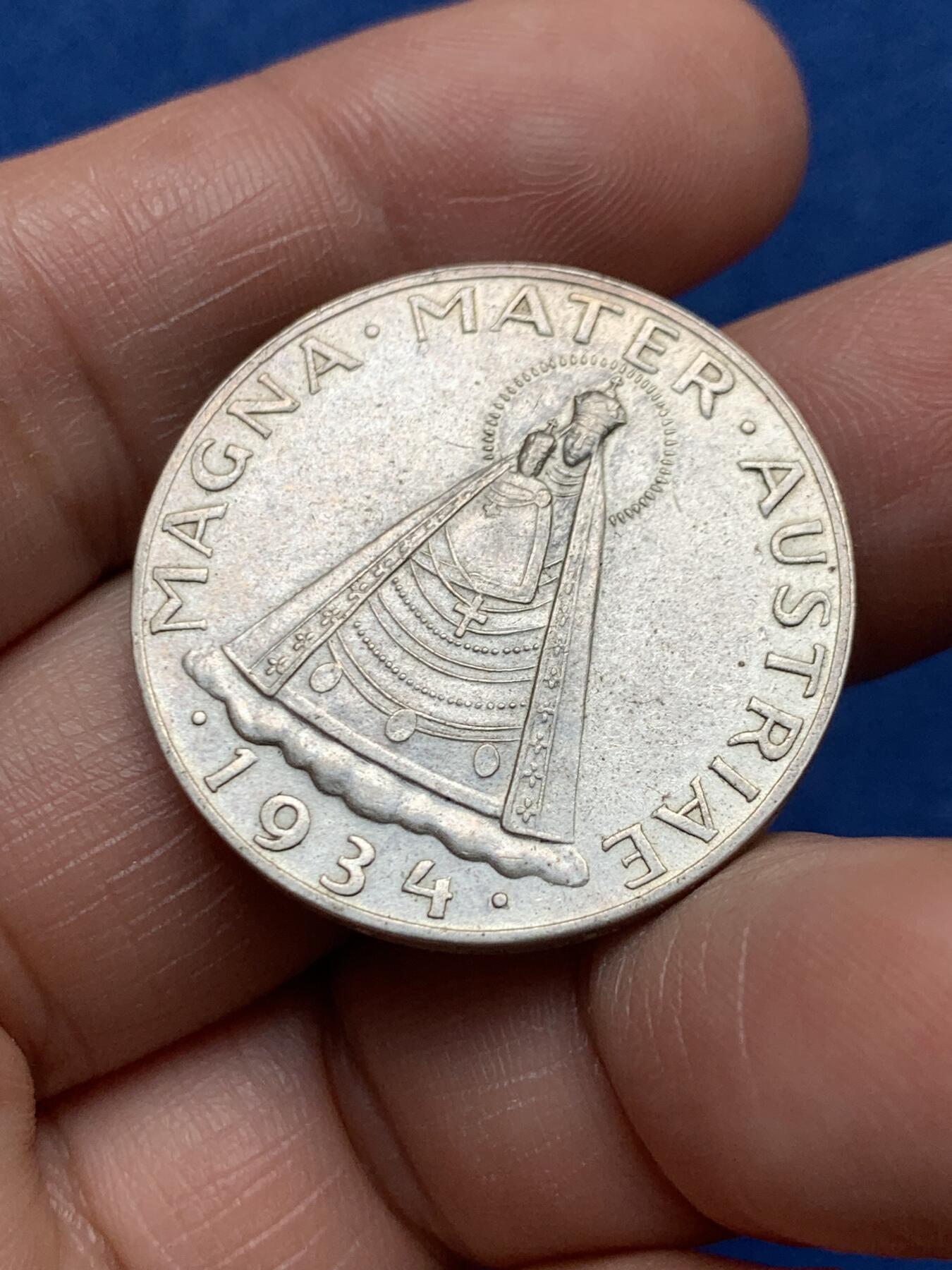 《竞宝斋》第474场 周日，周一 2场连拍 （全场包邮）欢迎送拍 奥地利1934年5先令银币，正面带光环的双鹰徽章，配奥地利盾牌；背面玛利亚泽尔圣母站立像。835银，15克。