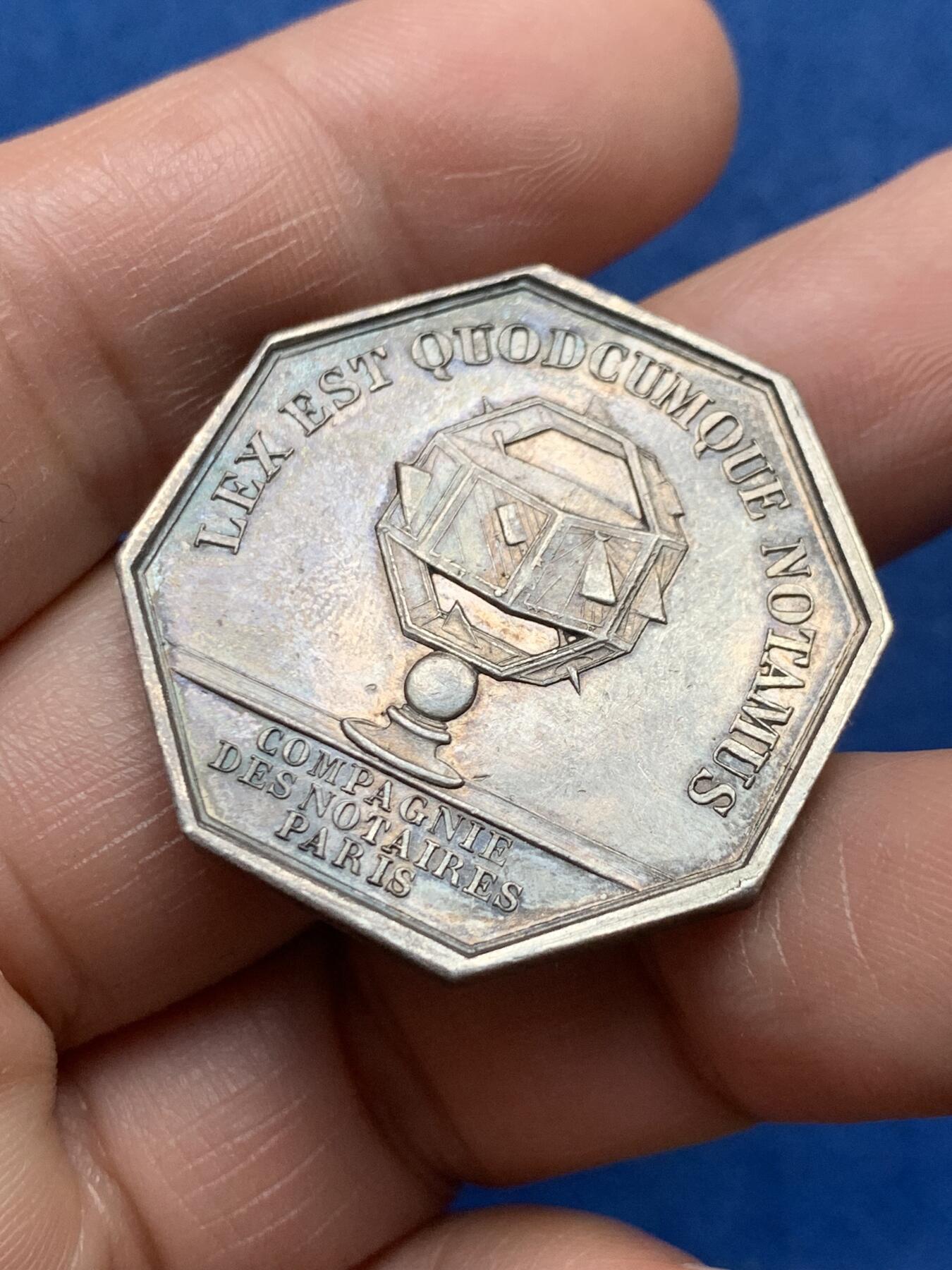 《竞宝斋》第474场 周日，周一 2场连拍 （全场包邮）欢迎送拍 法国拿破仑三世巴黎公证处八角银质代币，手指ARGENT，19.34克，32.6mm