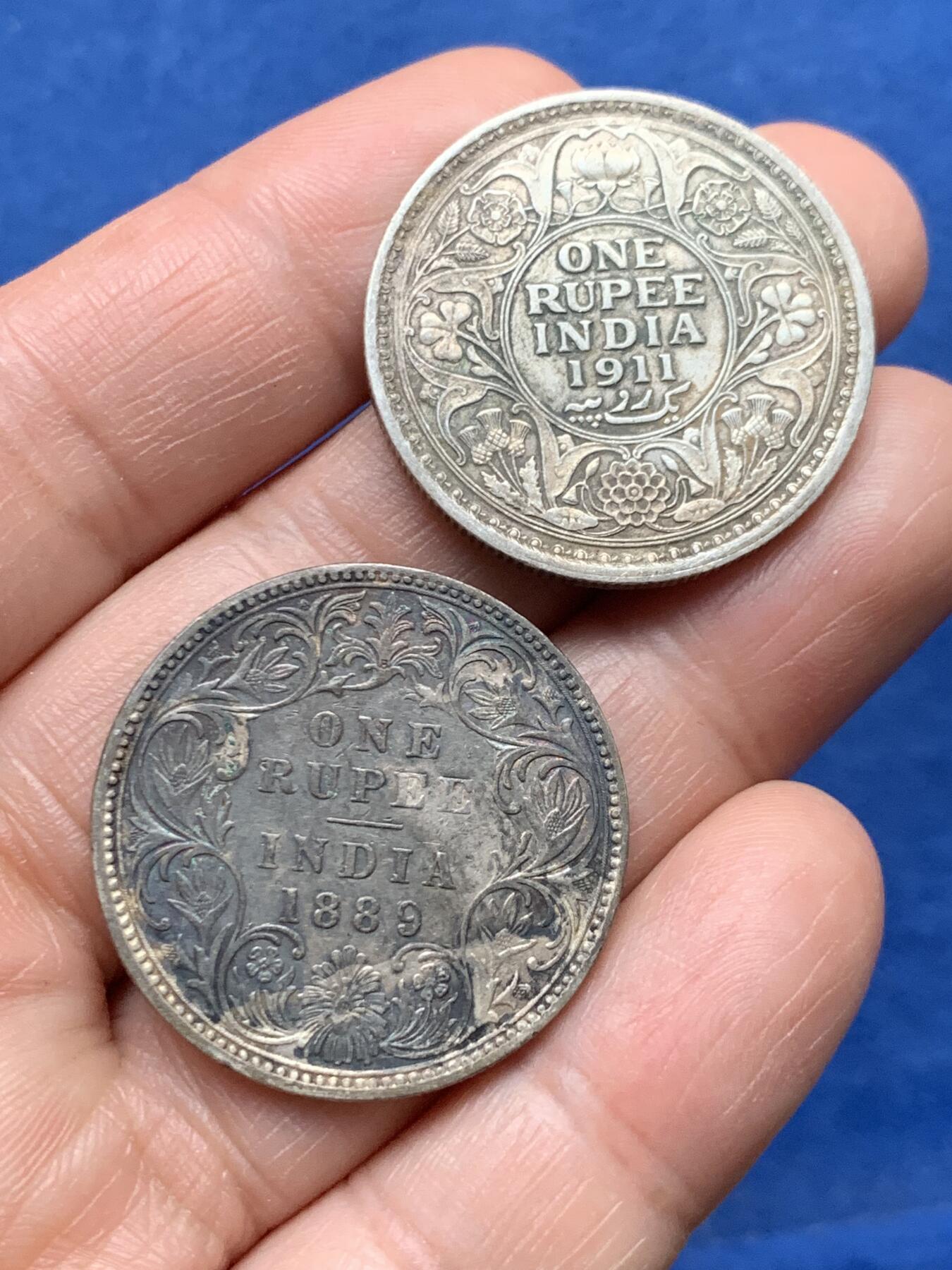 《竞宝斋》第474场 周日，周一 2场连拍 （全场包邮）欢迎送拍 两枚一组 英属印度1卢比银币 1911年乔治五世+1889年维多利亚 总重23.15克