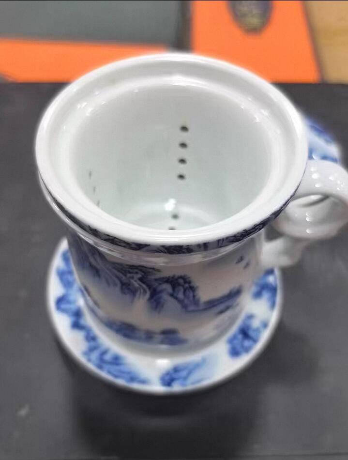 景德镇青花山水陶瓷茶杯套装，全新未使用，带盖带托盘，茶水分离设计，泡茶方便。杯身手绘山水图案，意境优美，陶瓷材质，做工细致，容量约350ml
