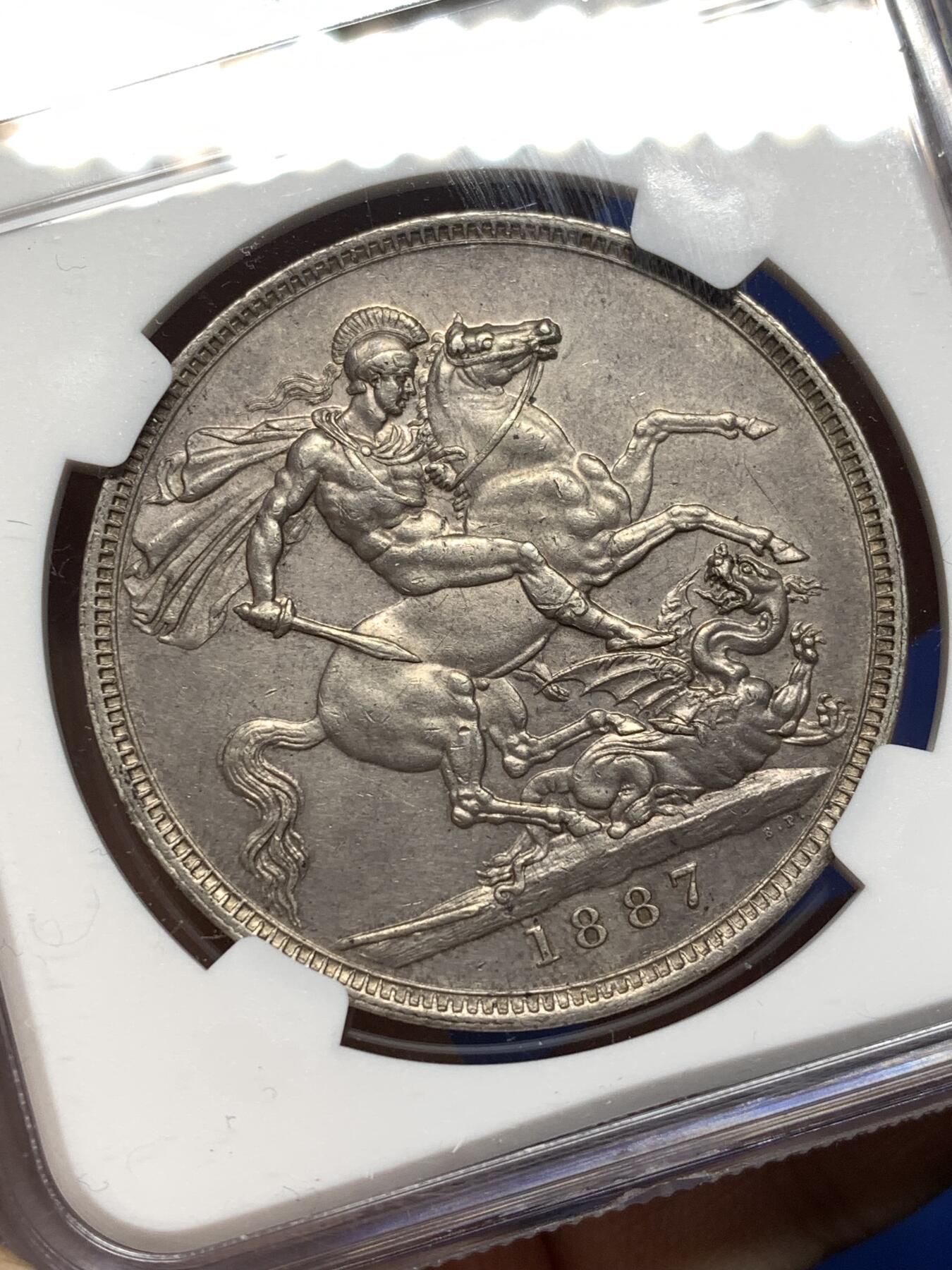 《竞宝斋》第474场 周日，周一 2场连拍 （全场包邮）欢迎送拍 NGC AU 英国 1887年 维多利亚高冠马剑克朗大银币