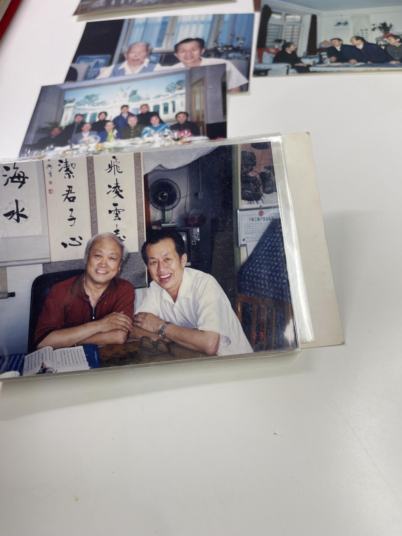 新时代收藏快速小拍 拍卖本周一线所得新货 欢迎关注 黄埔老兵杜伯园所得证书及家庭相册一本 杜伯园为国军进步人士参与起义，毕业于黄埔军校第22期骑兵科担任北京市黄埔军校同学会副会长，同时为书法家 奖章证书为其庆祝97香港回归的时刻所作艺术作品获得中央统战部嘉奖