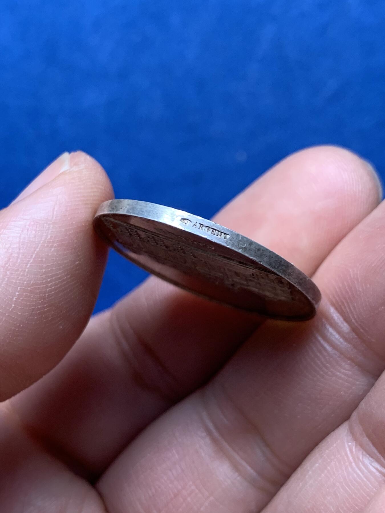 《竞宝斋》第474场 周日，周一 2场连拍 （全场包邮）欢迎送拍 法国1836年罗谢尔市政厅纪念银章，手指ARGENT，9克，28.2mm