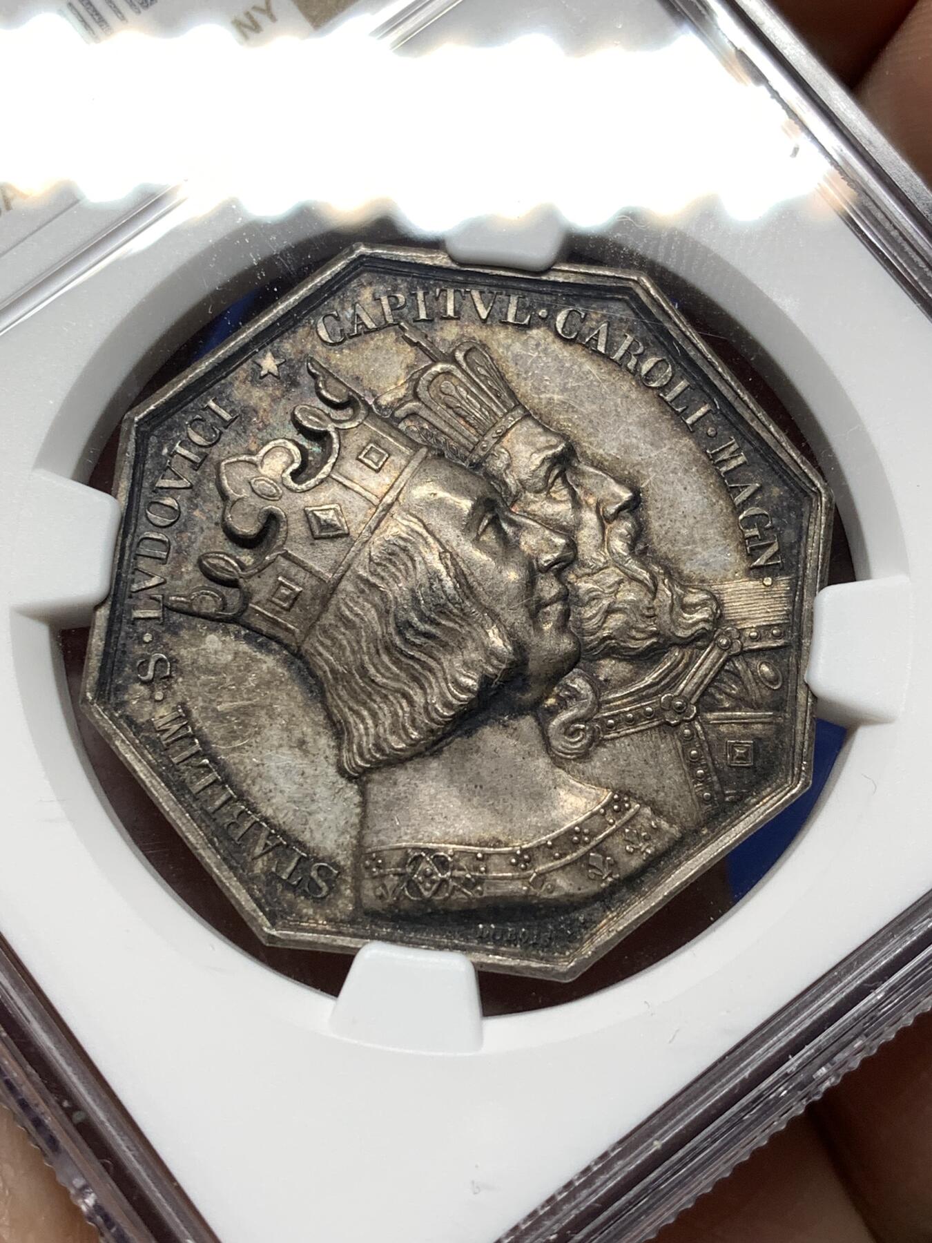 《竞宝斋》第474场 周日，周一 2场连拍 （全场包邮）欢迎送拍 NGC MS62 法国1844年勒阿弗尔公证人银质八角代币，手指铭，少见款。正面：双国王头像（圣路易与查理曼大帝），外环文字象征公证行业权威，背面：中央法典图案，外环“勒阿弗尔区公证人公司”，下方年份“1844”，周围橡叶与月桂叶花环。