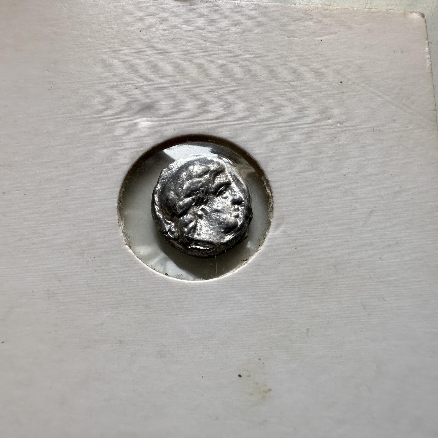 🌹外币初藏🌹🐯2026年第34场   每周二四六晚8️⃣点 接代拍 古希腊 公元前358-225年 陶尔米纳城邦 阿波罗 三脚祭坛 小银币 10毫米 复刻币