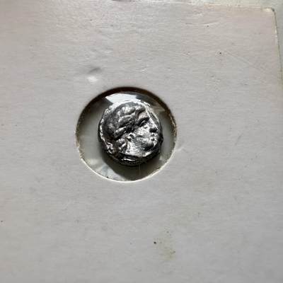 🌹外币初藏🌹🐯2026年第34场   每周二四六晚8️⃣点 接代拍 - 古希腊 公元前358-225年 陶尔米纳城邦 阿波罗 三脚祭坛 小银币 10毫米 复刻币