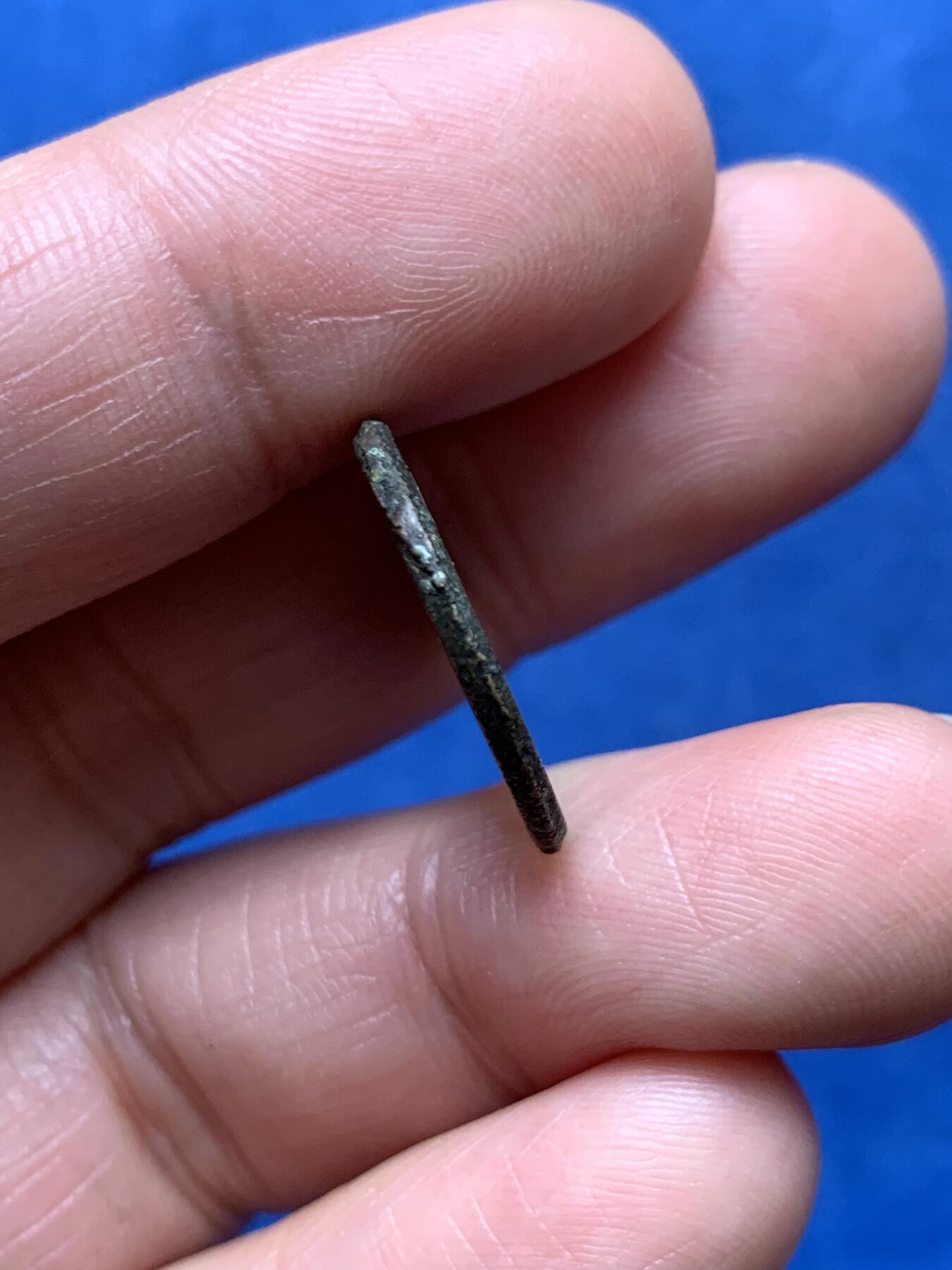 《竞宝斋》第474场 周日，周一 2场连拍 （全场包邮）欢迎送拍 光绪千字文，宇宙往来日列，背日，这个状态在同类中算好的了。3.5克，19.9*1.6mm