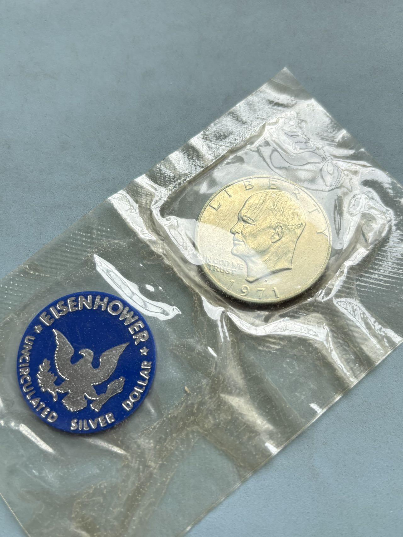 盛世勋华——号角文化勋章邮票专场拍卖第310期 美国1976年建国200周年大一元纪念银币以及一枚蓝色纪念代币， 带原包装，美国铸币局专为收藏家发行的未流通版本，属于“蓝包（Blue Pack）”系列，重24.59克，直径38毫米