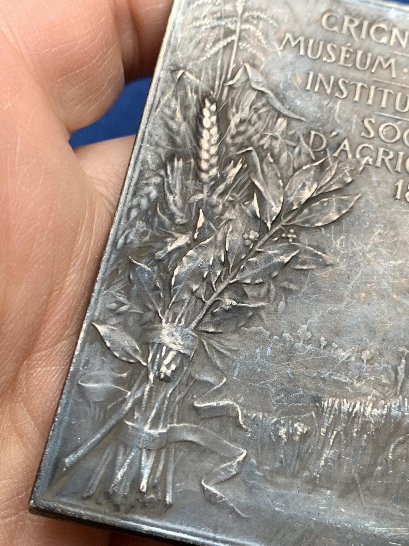 《竞宝斋》第474场 周日，周一 2场连拍 （全场包邮）欢迎送拍 1902年名家F.VERNON作法国农学家、科学院成员及荣誉军团军官皮埃尔-保罗·德埃兰纪念方型镀银铜章 105.7克 49.2*69.8mm 丰饶角铜标