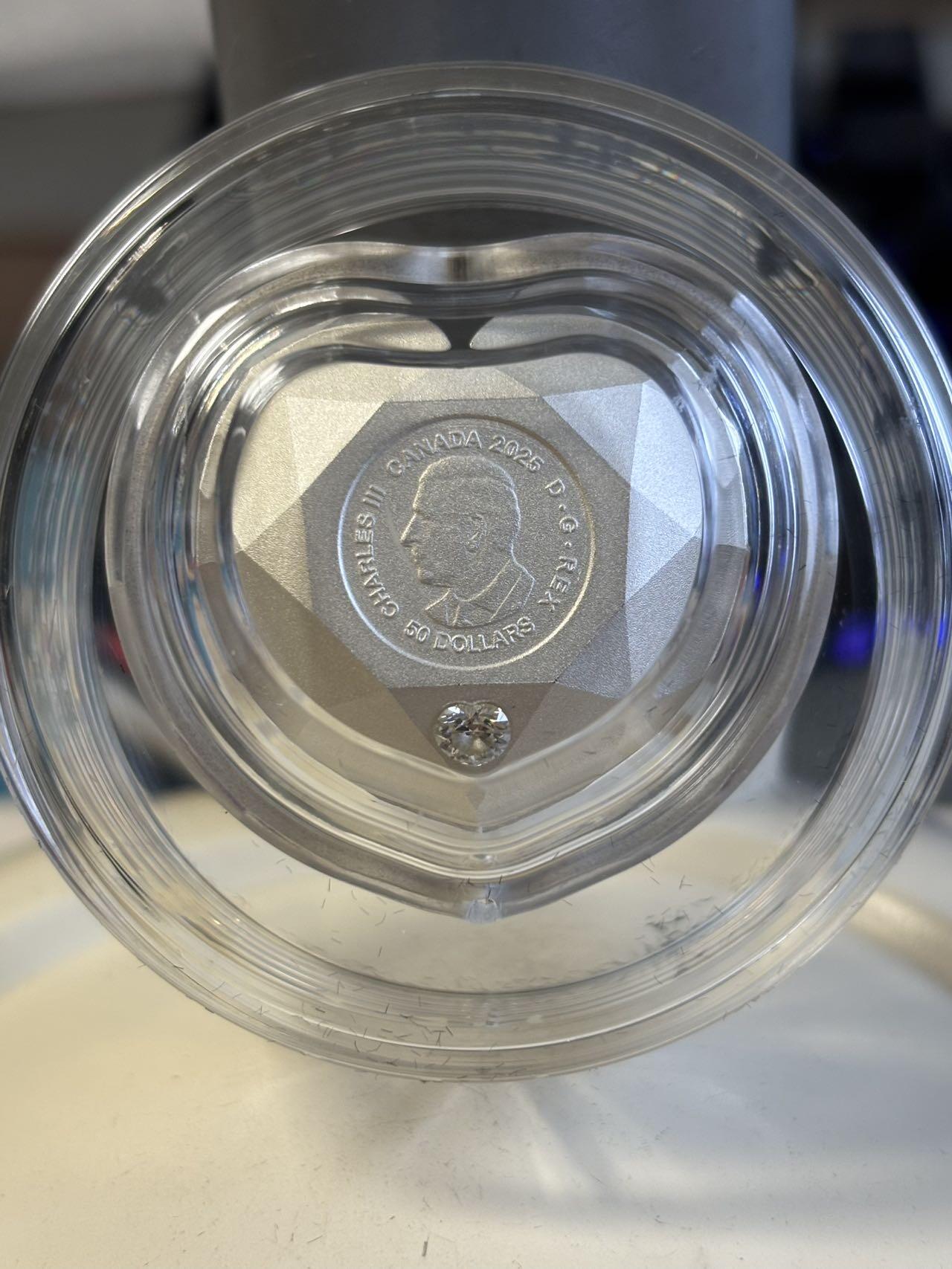 第195期拍卖 加拿大2025年永恒印记5镶嵌天然心形钻石磨砂纪念银币，9999银+0.23克拉天然钻石，78.95克，发行600枚