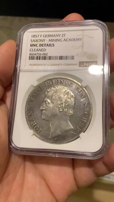 《竞宝斋》第474场 周日，周一 2场连拍 （全场包邮）欢迎送拍 2泰勒之王 NGC UNC 德国 1857年 萨克森王国 约翰一世 2泰勒银币 F版 发行量仅100枚 所有2泰勒里发行量最少的品种 2024年裸币近7万成交 F厂比B版少很多