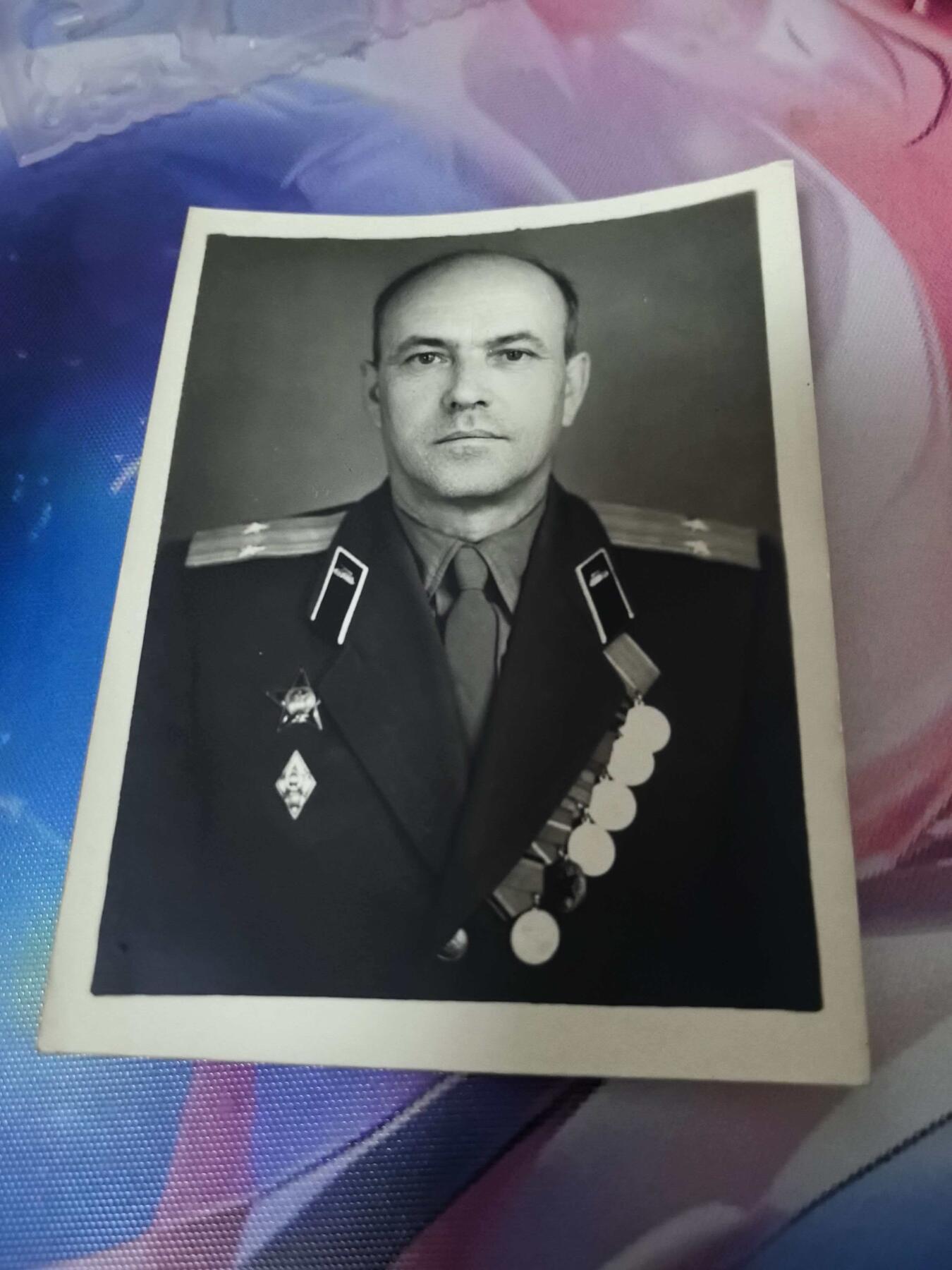 苏联勋章奖章拍卖 本次有亚捏，空军军服，国际运动员等好货 不要错过 3月20日晚上九点结束在麦稀奇 找不到的加我qq或者微信都是184277308备注苏章拍卖。 苏联档案大照片 8*10 背面有名字，部队印章等很多信息 坦克兵中校 红星 校徽等