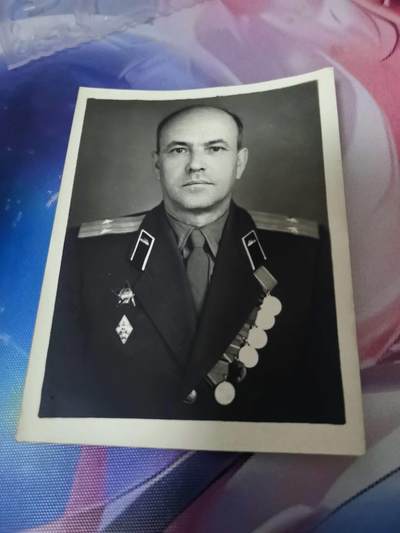 苏联勋章奖章拍卖 本次有亚捏，空军军服，国际运动员等好货 不要错过 3月20日晚上九点结束在麦稀奇 找不到的加我qq或者微信都是184277308备注苏章拍卖。 - 苏联档案大照片 8*10 背面有名字，部队印章等很多信息 坦克兵中校 红星 校徽等