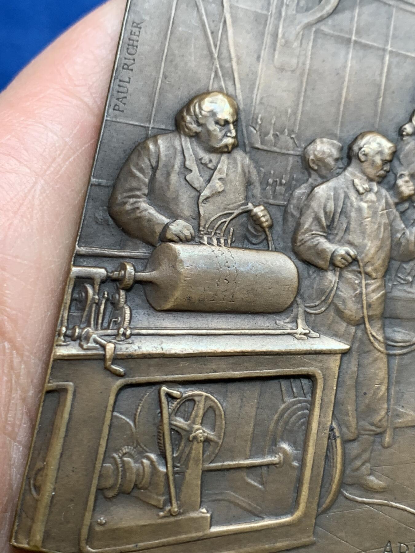 《竞宝斋》第474场 周日，周一 2场连拍 （全场包邮）欢迎送拍 1903年保罗·里歇尔作让·巴蒂斯特·奥古斯特纪念方型大铜章 巴黎造币厂出品 139.5克 56.2*69.8mm 丰饶角铜标