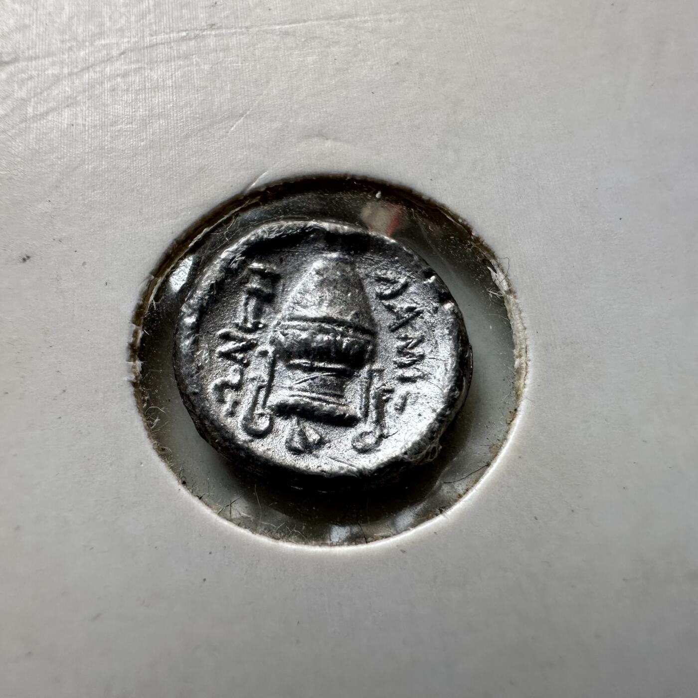 🌹外币初藏🌹🐯2026年第34场   每周二四六晚8️⃣点 接代拍 古希腊 公元前350-300年 Damon城邦 阿波罗 三足祭坛 小银币 10毫米 复刻币