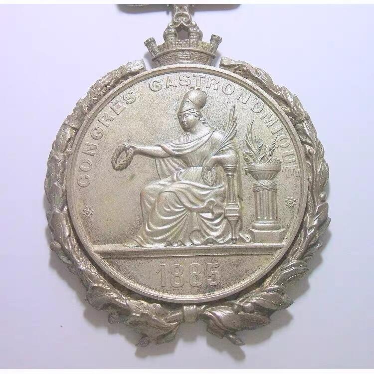 【艺术】法国艺术大章1885年 女神坐人带花环 高浮雕精制超大镀银章 带绶带 83MM 175克