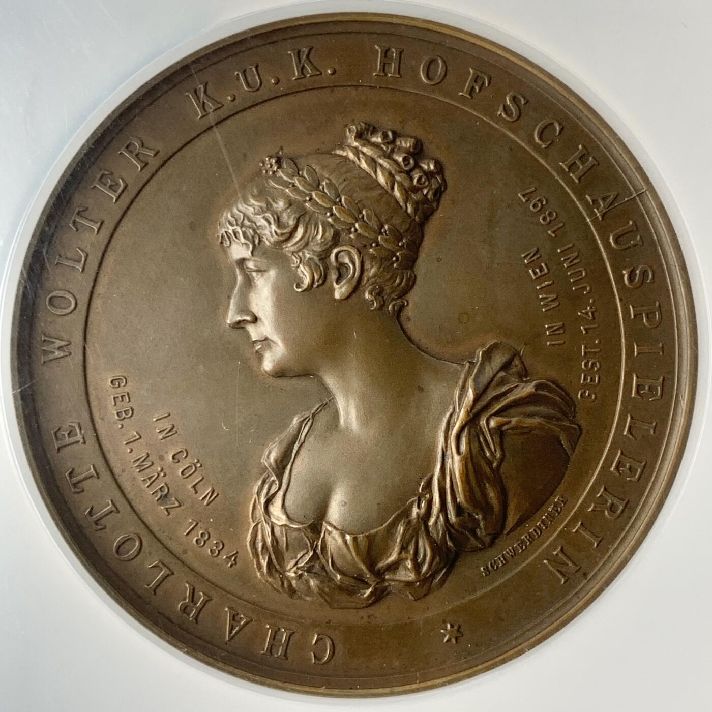 掌中浮雕-藏着的欧洲第056场 NGC MS63 :  1897年奥地利维也纳宫廷剧院著名女演员夏洛特·沃尔特逝世纪念铜章，60mm
