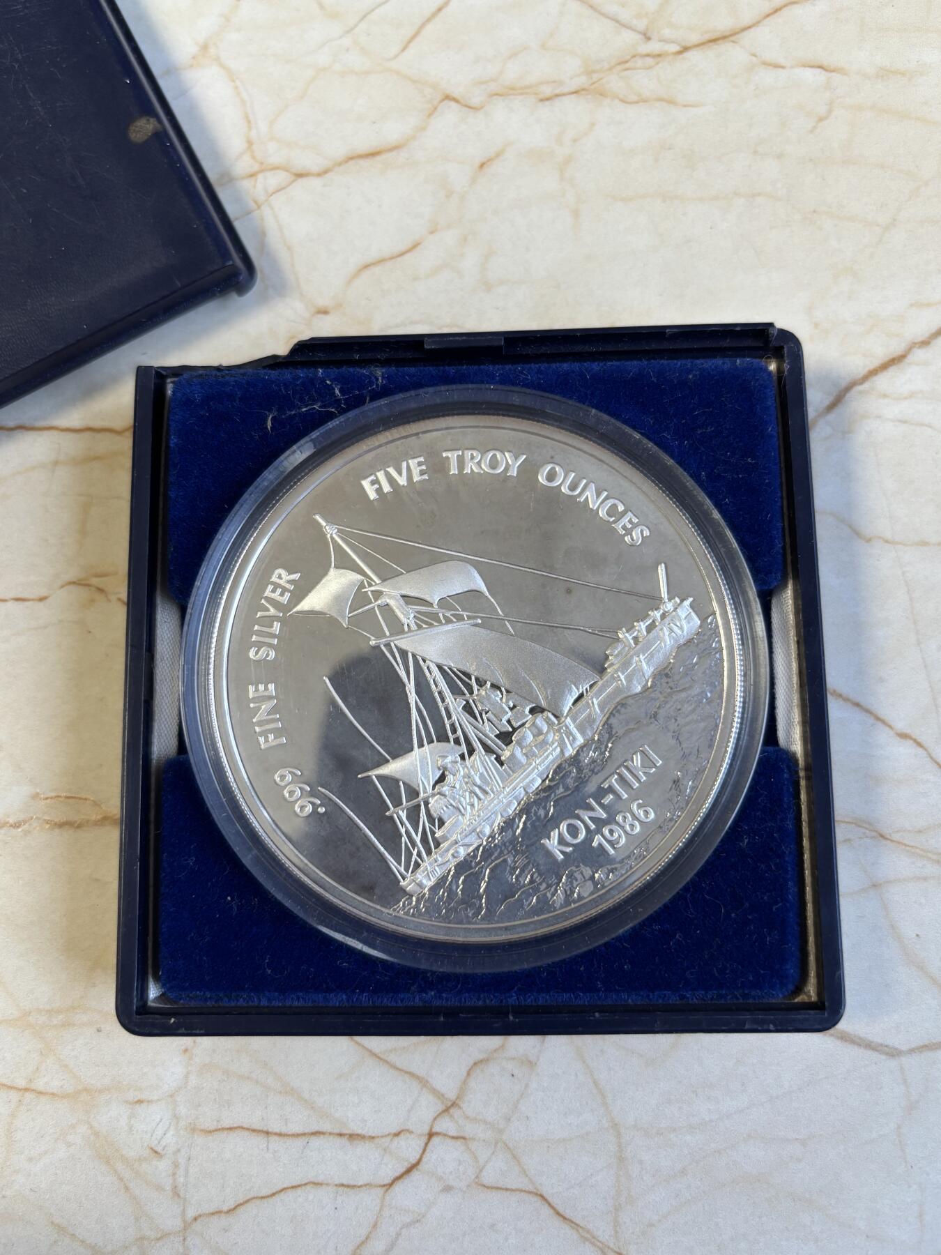 第195期拍卖 获奖币萨摩亚1986年美洲杯5盎司帆船赛银币带盒，盒子断开，999银，发行25000枚