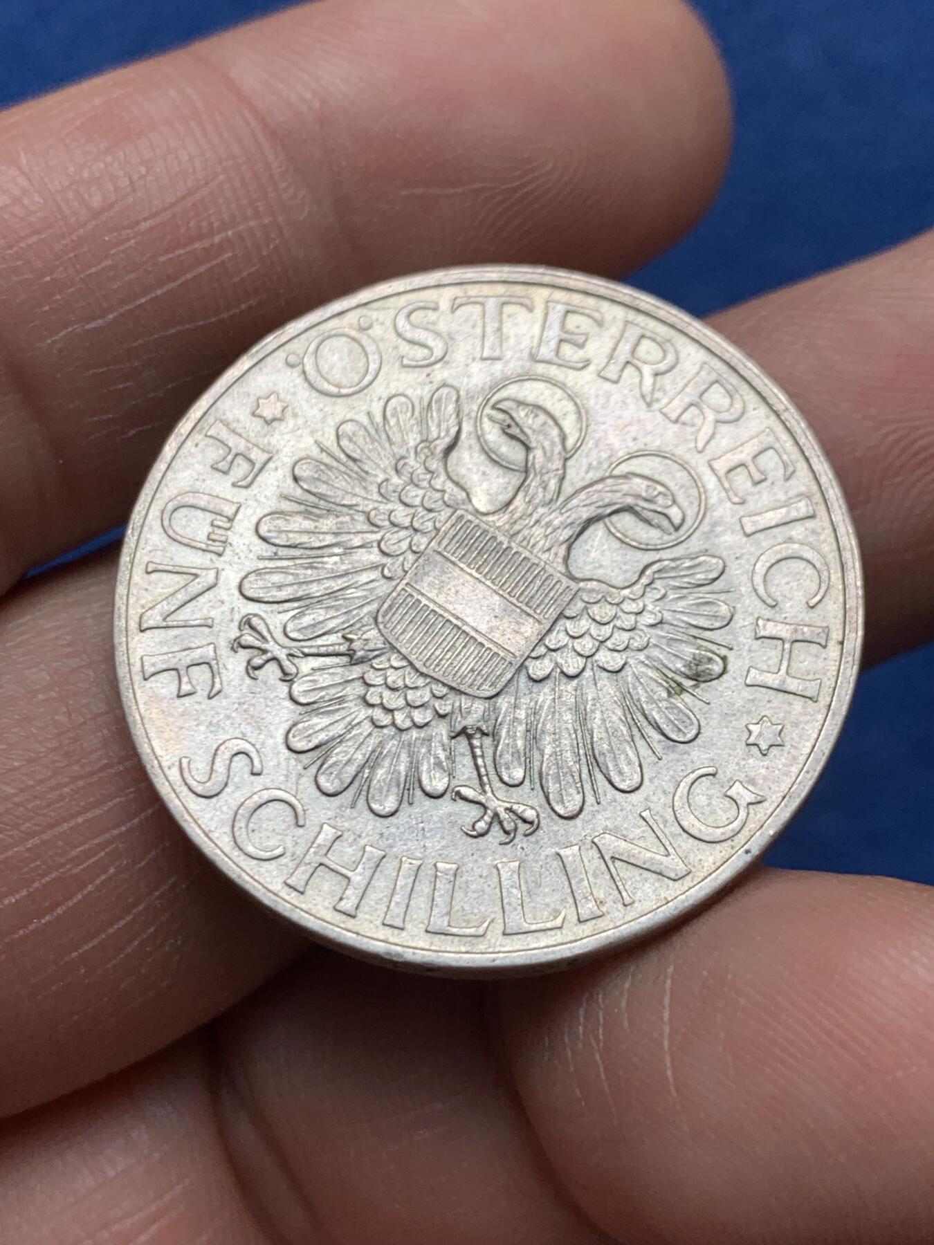 《竞宝斋》第474场 周日，周一 2场连拍 （全场包邮）欢迎送拍 奥地利1934年5先令银币，正面带光环的双鹰徽章，配奥地利盾牌；背面玛利亚泽尔圣母站立像。835银，15克。