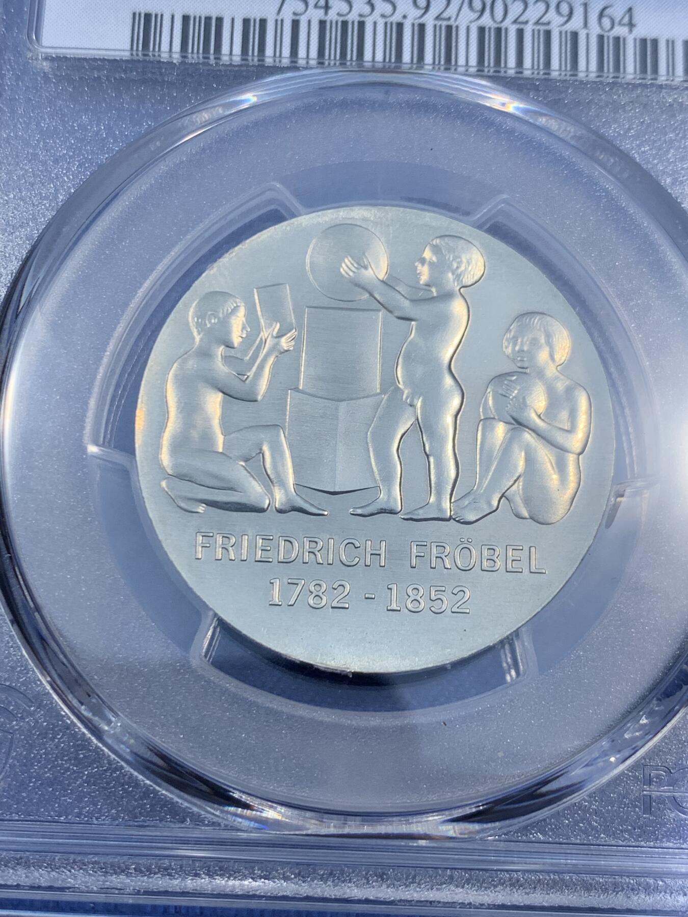 《竞宝斋》第474场 周日，周一 2场连拍 （全场包邮）欢迎送拍 PCGS UNC 1982年东德5马克纪念币 教育家弗里德里希·福禄贝尔诞辰200周年纪念