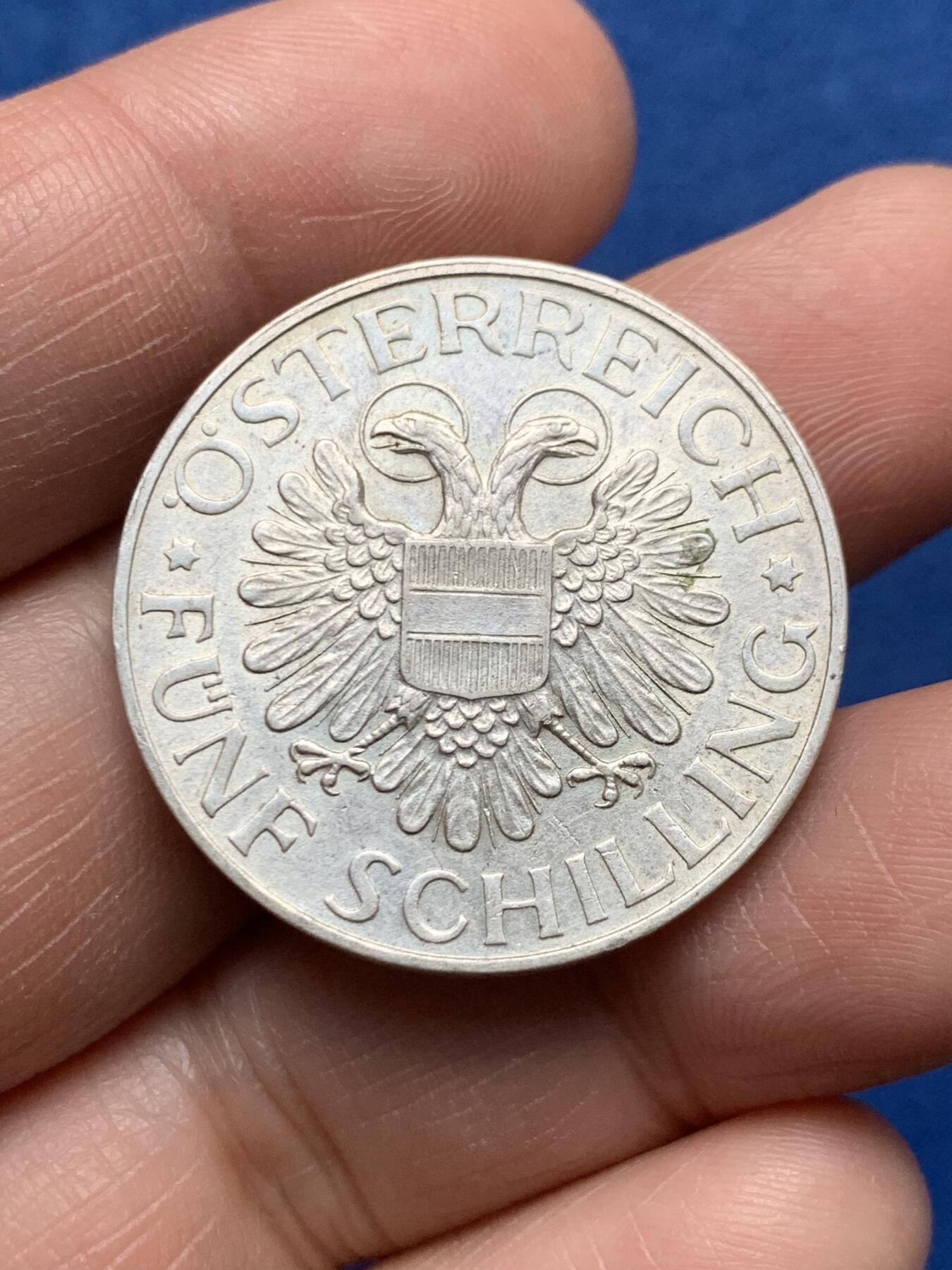 《竞宝斋》第474场 周日，周一 2场连拍 （全场包邮）欢迎送拍 奥地利1934年5先令银币，正面带光环的双鹰徽章，配奥地利盾牌；背面玛利亚泽尔圣母站立像。835银，15克。