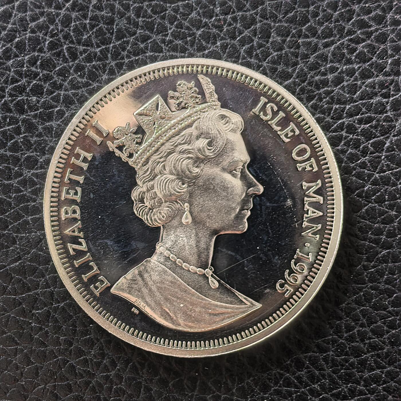 道一币馆币章第一百七十二场 马恩岛1995年反法西斯胜利50周年-美国柯蒂斯P-40战斧战斗机1克朗银币 28.28g 925s