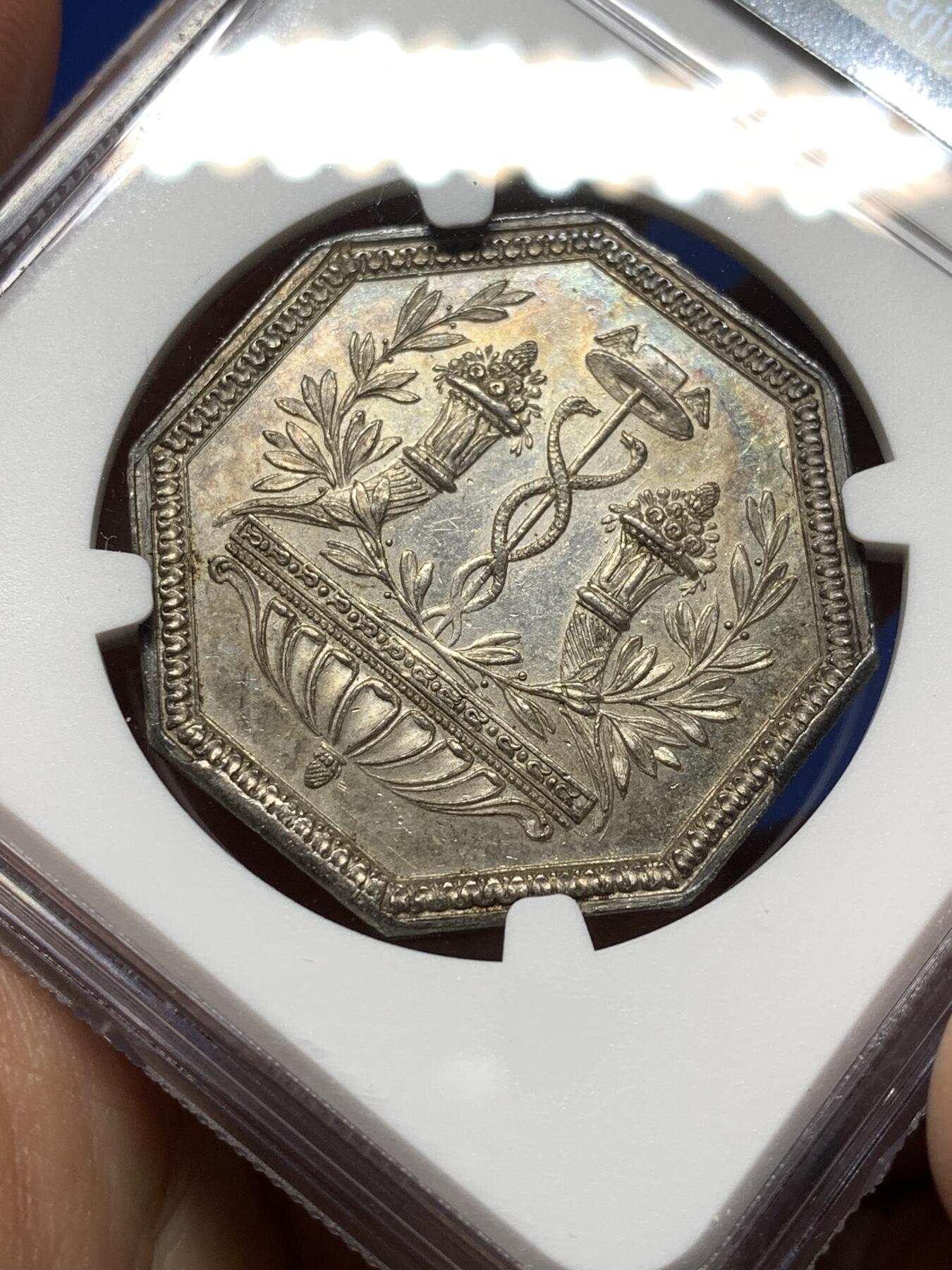 《竞宝斋》第474场 周日，周一 2场连拍 （全场包邮）欢迎送拍 NGC AU58 法国储蓄银行八角银质代币，早期无边铭，出分不易，少见款。正面：财富女神端坐，一旁的箱子里装满了财宝。