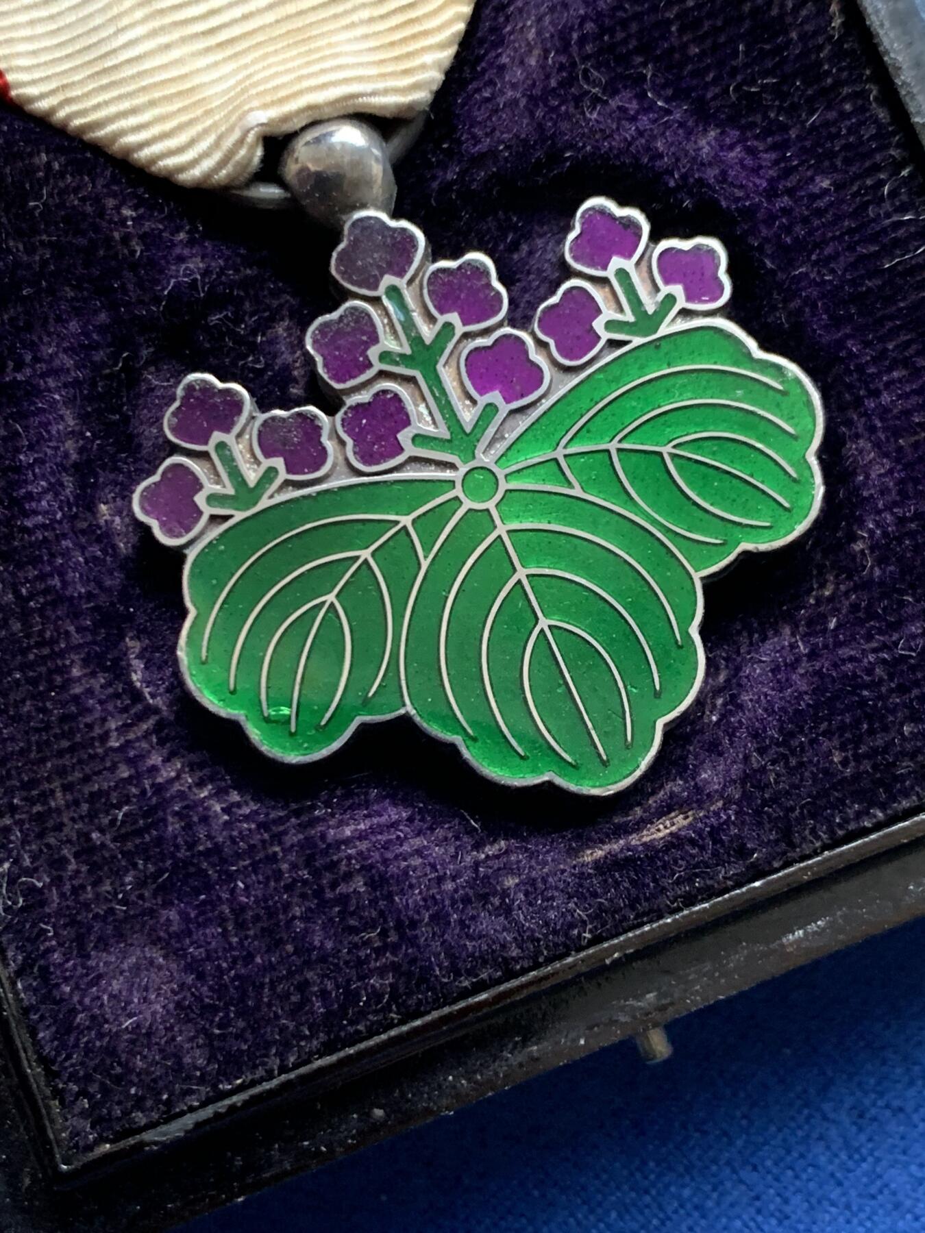 《竞宝斋》第474场 周日，周一 2场连拍 （全场包邮）欢迎送拍 美品 明治时期七等青叶章银制带盒略 章总重20.1克