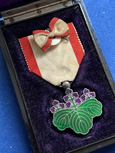 《竞宝斋》第474场 周日，周一 2场连拍 （全场包邮）欢迎送拍 - 美品 明治时期七等青叶章银制带盒略 章总重20.1克