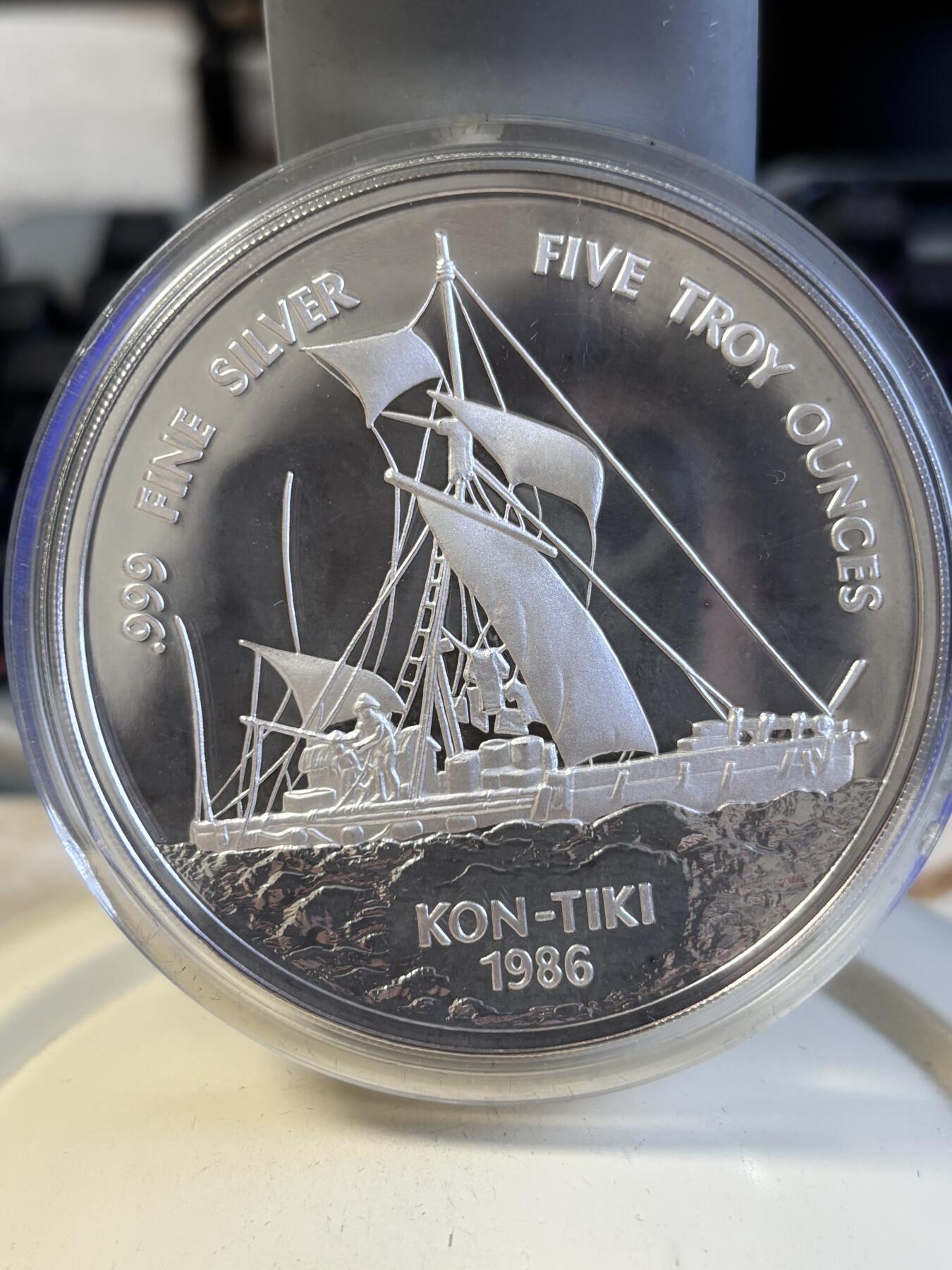 第195期拍卖 获奖币萨摩亚1986年美洲杯5盎司帆船赛银币带盒，盒子断开，999银，发行25000枚