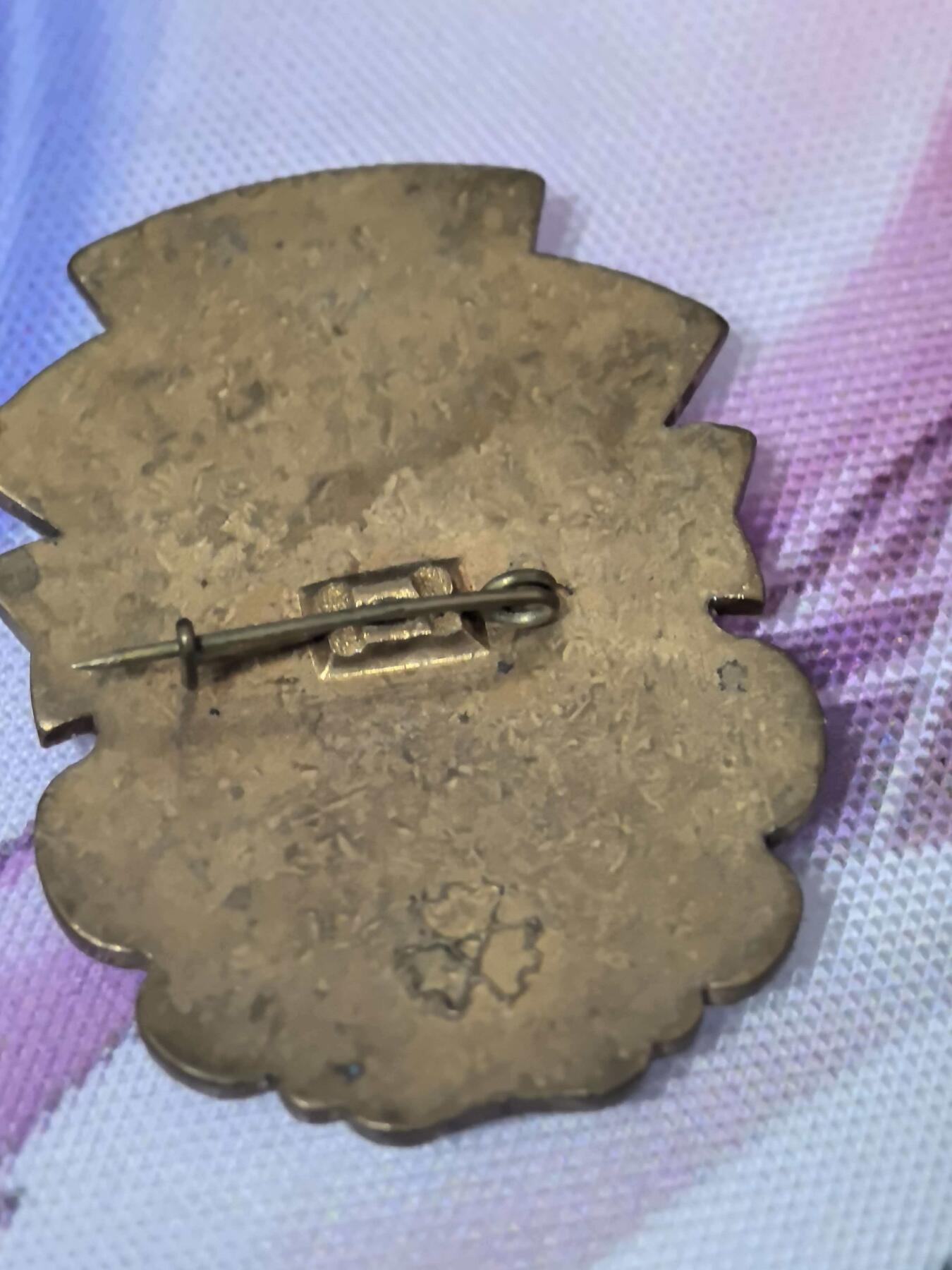 苏联勋章奖章拍卖 本次有亚捏，空军军服，国际运动员等好货 不要错过 3月20日晚上九点结束在麦稀奇 找不到的加我qq或者微信都是184277308备注苏章拍卖。 乌克兰五十年徽章 