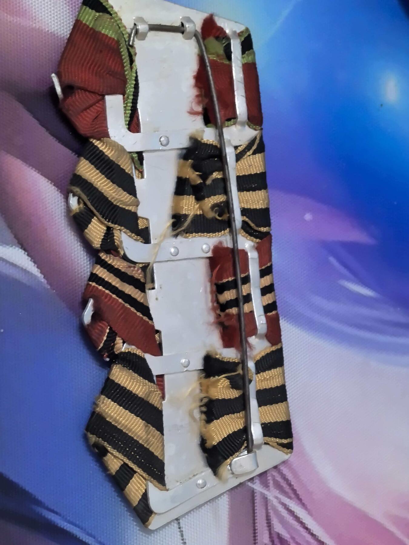 苏联勋章奖章拍卖 本次有亚捏，空军军服，国际运动员等好货 不要错过 3月20日晚上九点结束在麦稀奇 找不到的加我qq或者微信都是184277308备注苏章拍卖。 苏联奖章挂板 铝制