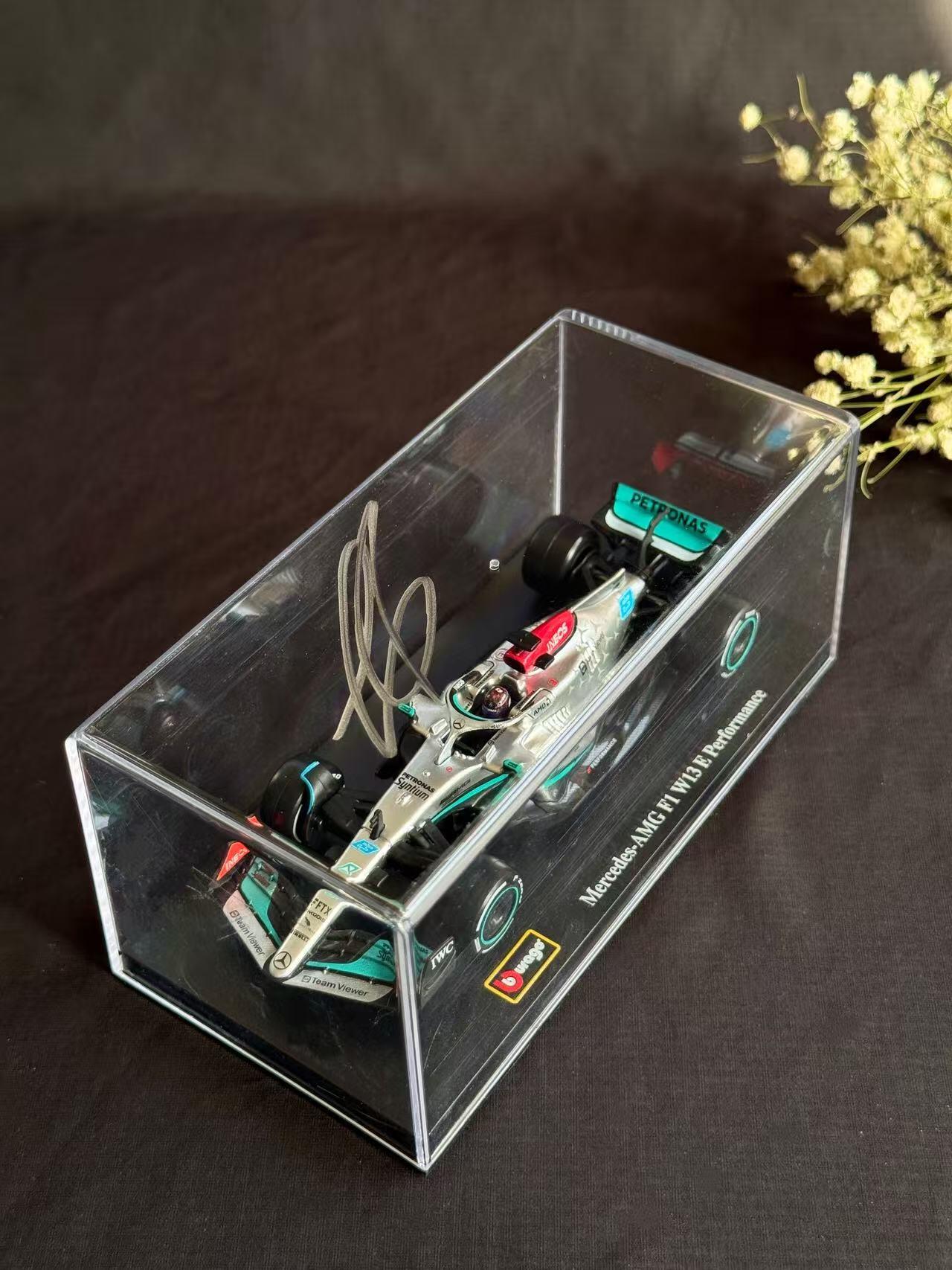 零元拍：银色墨迹配银箭！梅赛德斯奔驰马石油车队首席车手乔治-拉塞尔亲签1:43Mercedes-AMG F1 W13 E Performance巴西站职业生涯分站赛首冠冠军车模型！