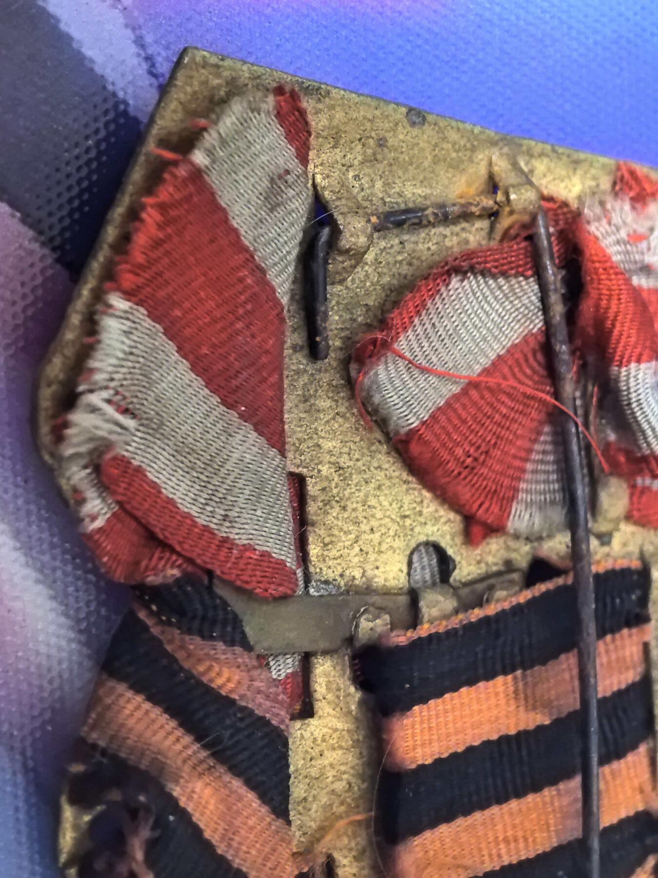 苏联勋章奖章拍卖 本次有亚捏，空军军服，国际运动员等好货 不要错过 3月20日晚上九点结束在麦稀奇 找不到的加我qq或者微信都是184277308备注苏章拍卖。 苏联二战铜挂板 三章 铜质 没有损坏能正常使用