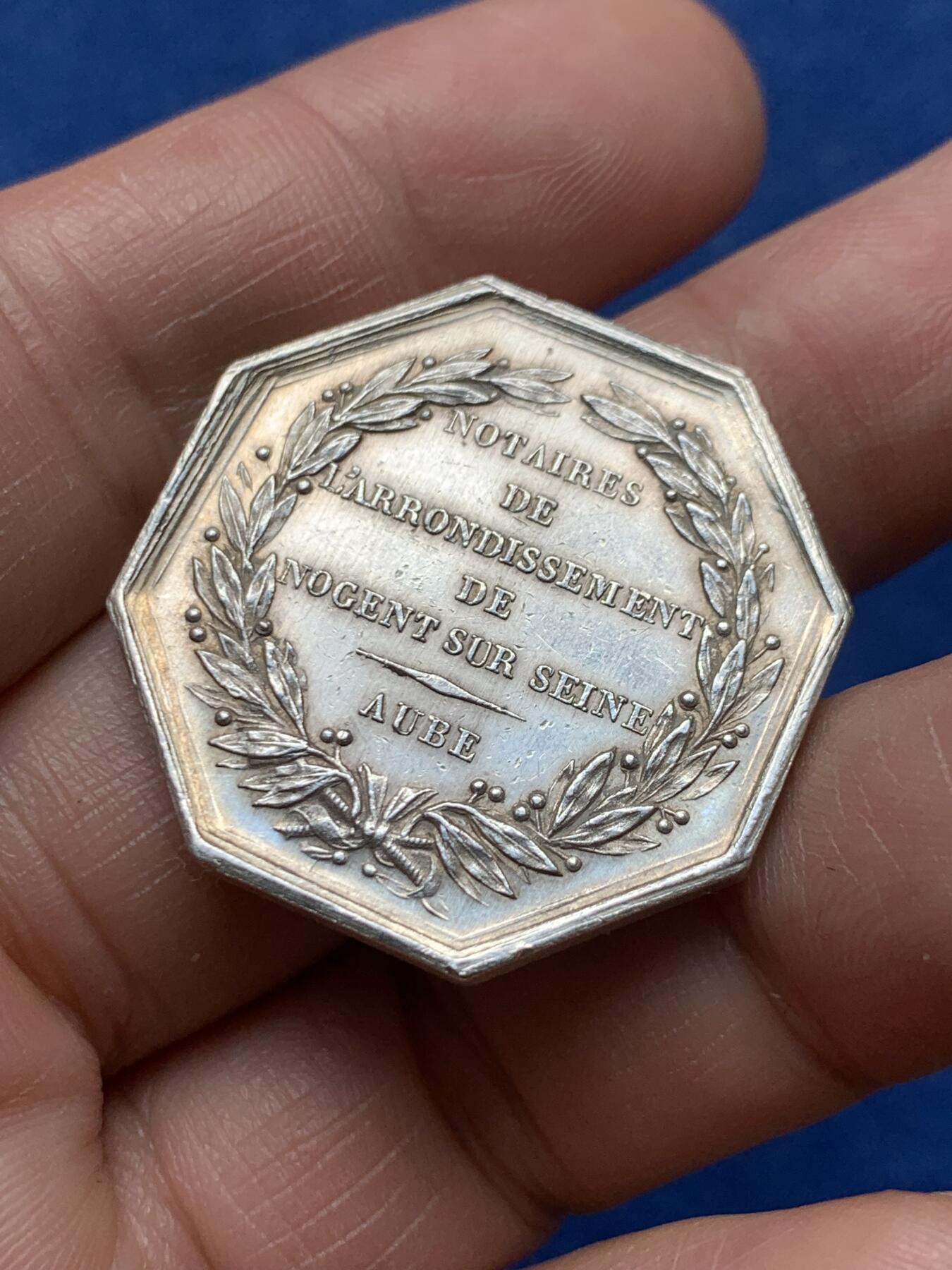 《竞宝斋》第474场 周日，周一 2场连拍 （全场包邮）欢迎送拍 法国奥布省塞纳河畔公证人协会八角银质代币，12.6克，30.6mm。