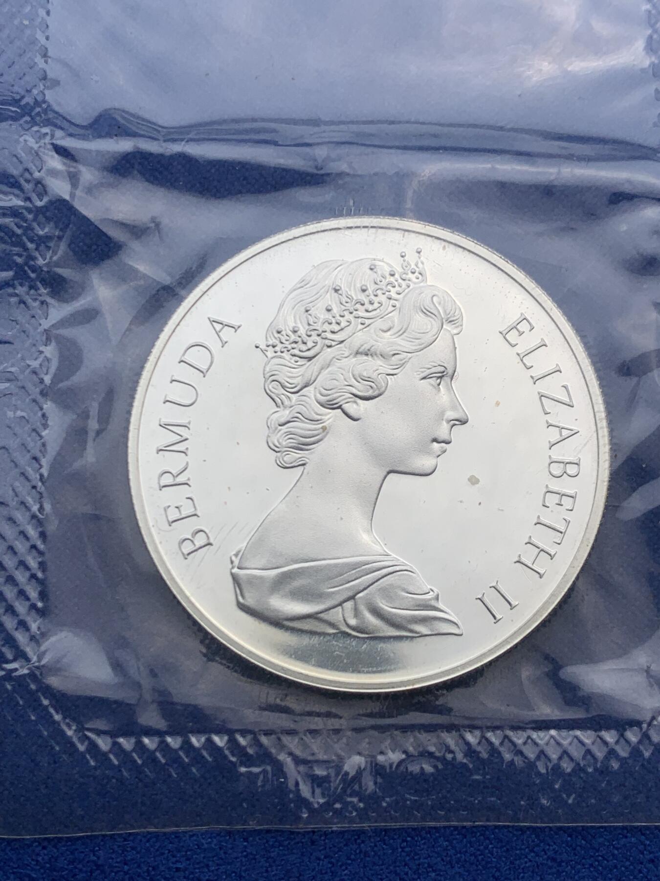 《竞宝斋》第474场 周日，周一 2场连拍 （全场包邮）欢迎送拍 百慕大群岛1972年壹元女王银婚精制克朗型纪念银币 原盒 28克 925银