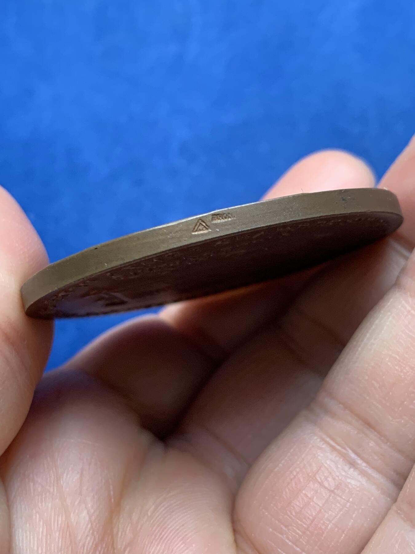 《竞宝斋》第474场 周日，周一 2场连拍 （全场包邮）欢迎送拍 法国巴黎建筑协会铜章 55.6克 49.2mm 三角边铭