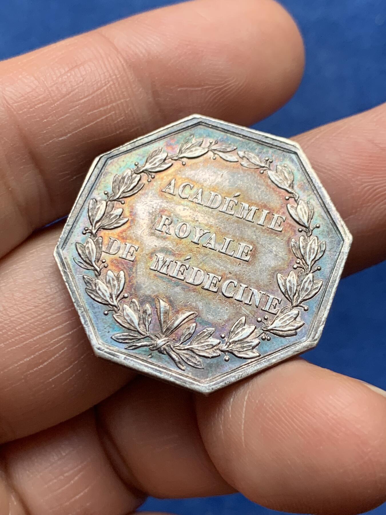 《竞宝斋》第474场 周日，周一 2场连拍 （全场包邮）欢迎送拍 法国皇家医学院路易十八八角银质代币，医学荣誉奖励，重约13.9克，30mm