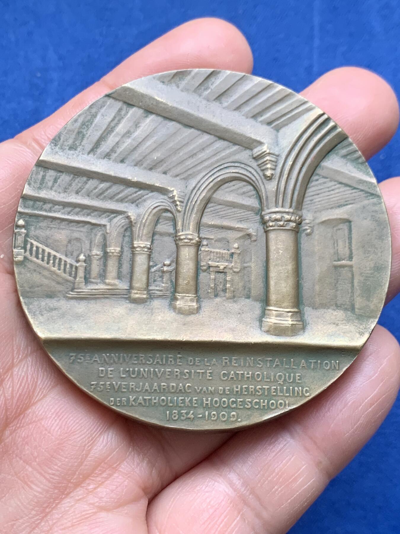 《竞宝斋》第474场 周日，周一 2场连拍 （全场包邮）欢迎送拍 1834年至1909年天主教鲁汶大学发展历程纪念大铜章，铭文“UNIVERSITAS CATHOLICA LOVANIENSIS 1834-1909”，正面是一位象征知识与光明身披长袍的女神手持火炬。著名雕刻家：Devreese设计雕刻，直径：59.7mm，重：136.4g。