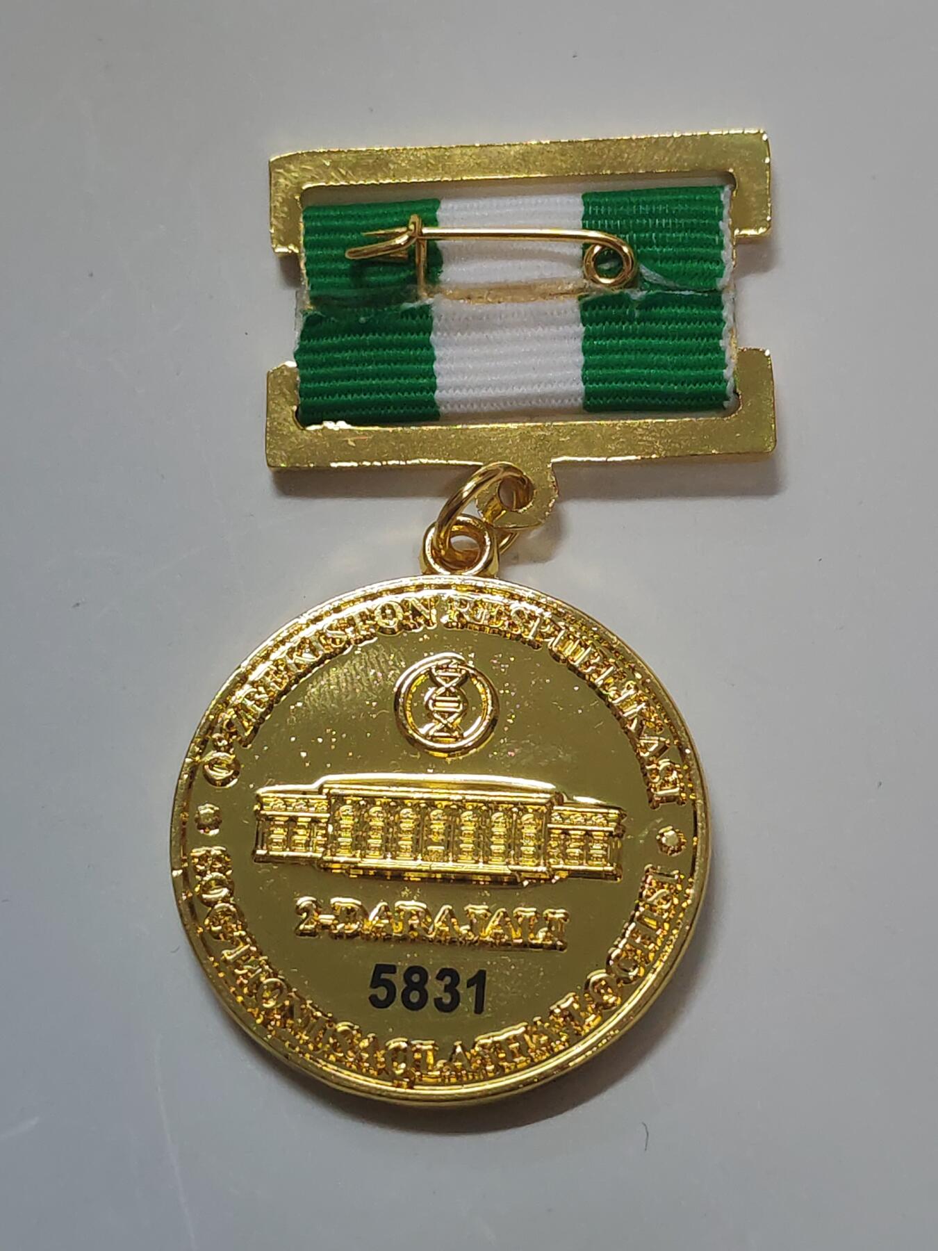 韵星假日军品类拍卖第48期 -- Rimey Holidays Militaria Auction 48 乌兹别克斯坦共和国卫生部二级优秀服务人员奖金奖章 实发5831号 非常稀少 设计继承苏联的奖金奖章 铜镀金 非常厚重 仅颁发给高级官员