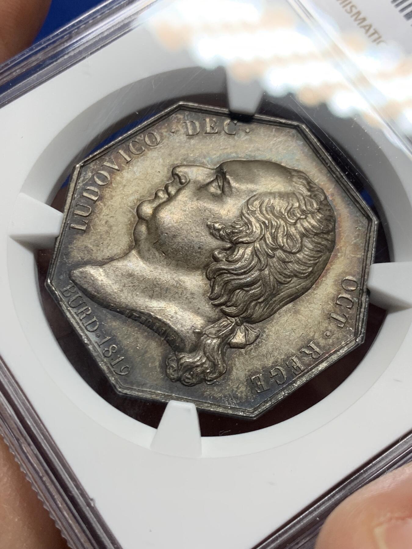 《竞宝斋》第474场 周日，周一 2场连拍 （全场包邮）欢迎送拍 NGC MS62 法国1819年波尔多八角银质代币，深彩包浆，手指边铭，稀少品。正面：路易十八侧面像，背面：以波尔多桥梁为背景，墨丘利与大力神