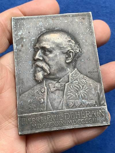 《竞宝斋》第474场 周日，周一 2场连拍 （全场包邮）欢迎送拍 - 1902年名家F.VERNON作法国农学家、科学院成员及荣誉军团军官皮埃尔-保罗·德埃兰纪念方型镀银铜章 105.7克 49.2*69.8mm 丰饶角铜标