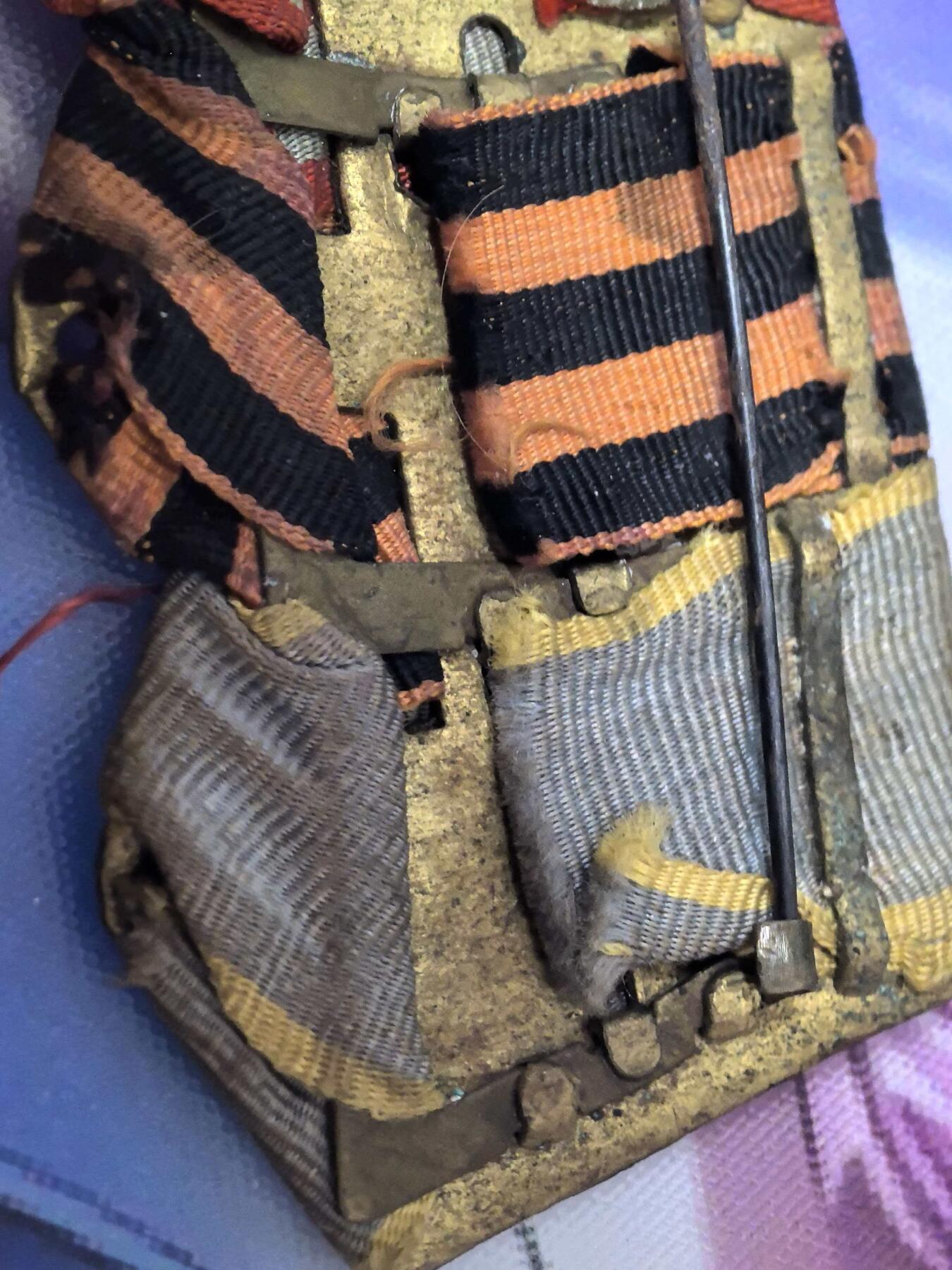 苏联勋章奖章拍卖 本次有亚捏，空军军服，国际运动员等好货 不要错过 3月20日晚上九点结束在麦稀奇 找不到的加我qq或者微信都是184277308备注苏章拍卖。 苏联二战铜挂板 三章 铜质 没有损坏能正常使用