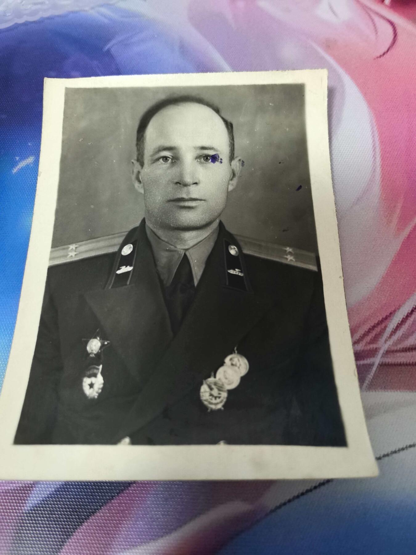 苏联勋章奖章拍卖 本次有亚捏，空军军服，国际运动员等好货 不要错过 3月20日晚上九点结束在麦稀奇 找不到的加我qq或者微信都是184277308备注苏章拍卖。 苏联档案大照片 8*10 背面有名字，部队印章等很多信息 近卫军中校获得过红旗红星等