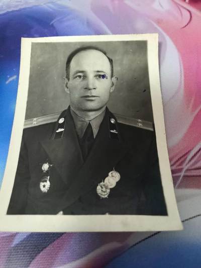 苏联勋章奖章拍卖 本次有亚捏，空军军服，国际运动员等好货 不要错过 3月20日晚上九点结束在麦稀奇 找不到的加我qq或者微信都是184277308备注苏章拍卖。 - 苏联档案大照片 8*10 背面有名字，部队印章等很多信息 近卫军中校获得过红旗红星等