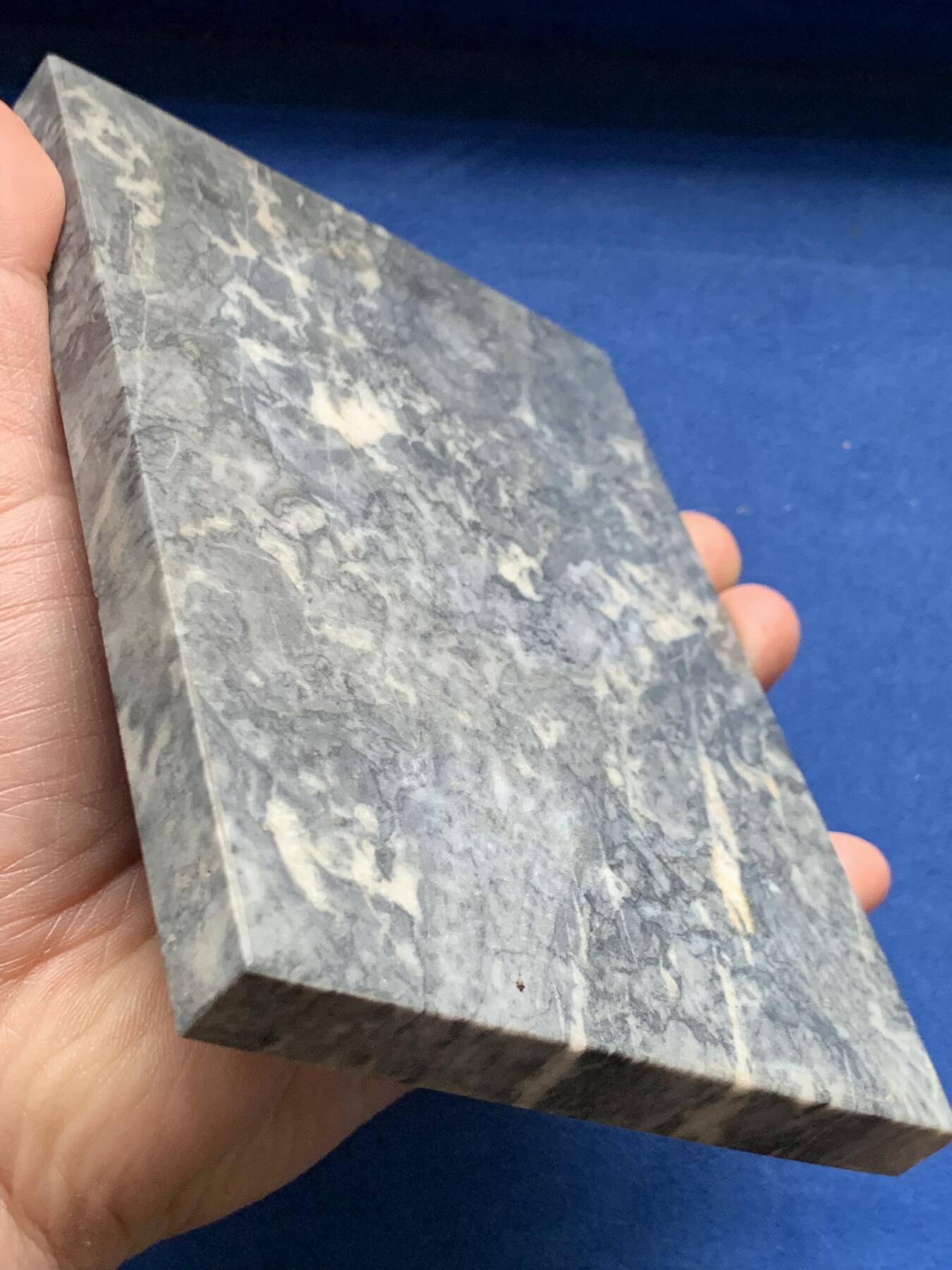 《竞宝斋》第474场 周日，周一 2场连拍 （全场包邮）欢迎送拍 万里长城留念纪念章石牌摆件，尺寸152mm*110mm，单面章，直径73mm，工美大师郭效儒设计，章表面有签名，感觉为80年代作品，年代久远胶干涸脱落，自行黏合即可，少见，有原盒。